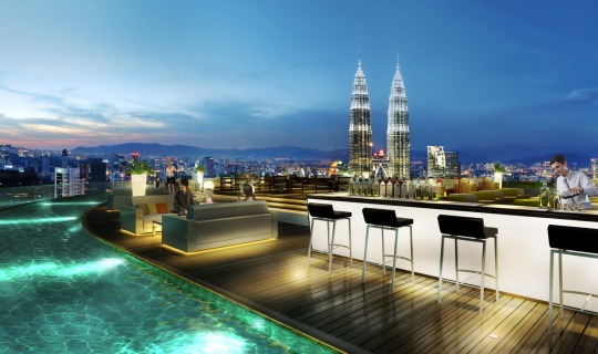 Gigantische Aussicht über Kuala Lumpur in der Sky Bar genießen Gigantische Aussicht über Kuala Lumpur in der Sky Bar genießen