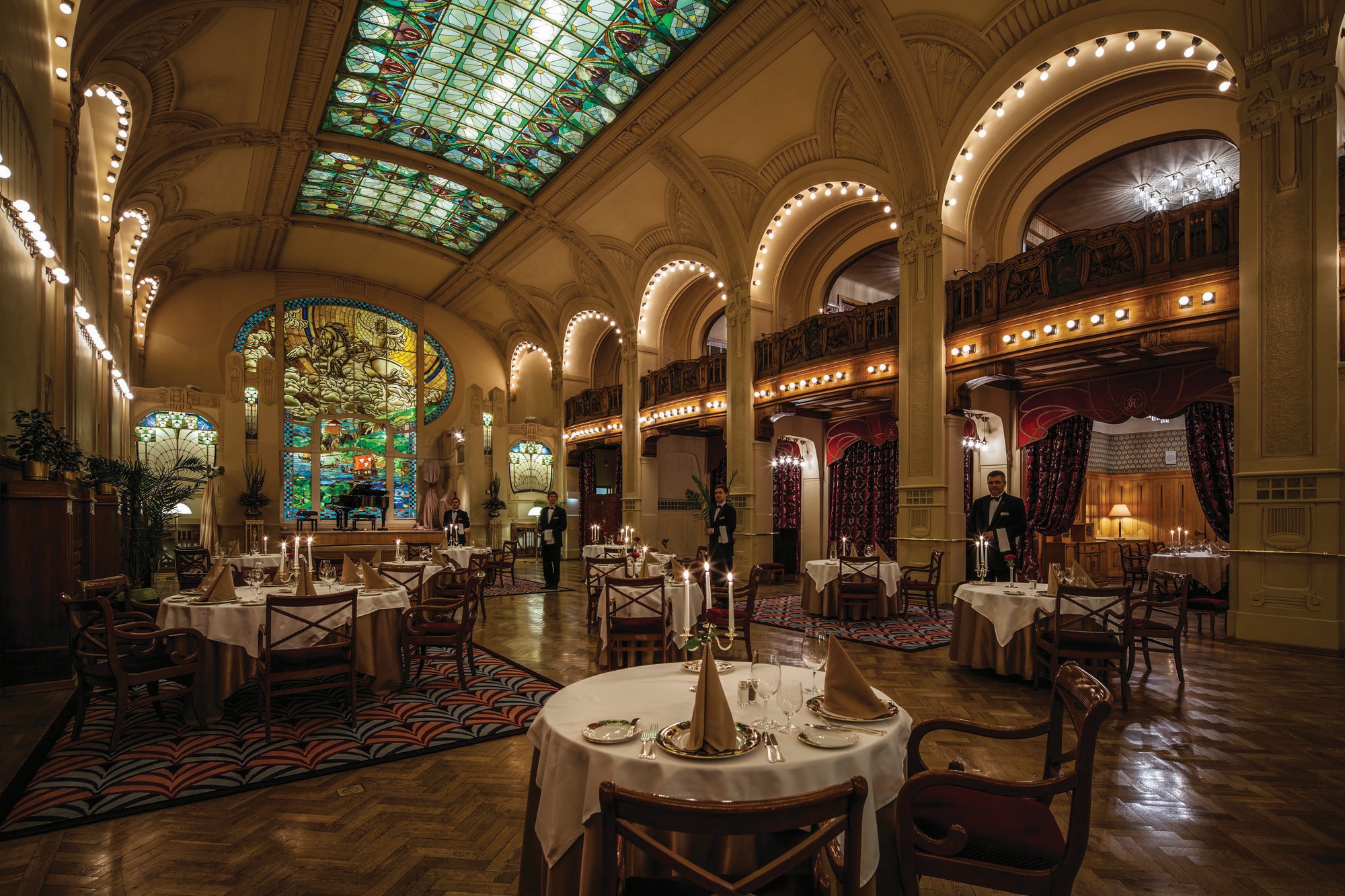 Wählen Sie zwischen verschiedenen Kaviarsorten im Restaurant