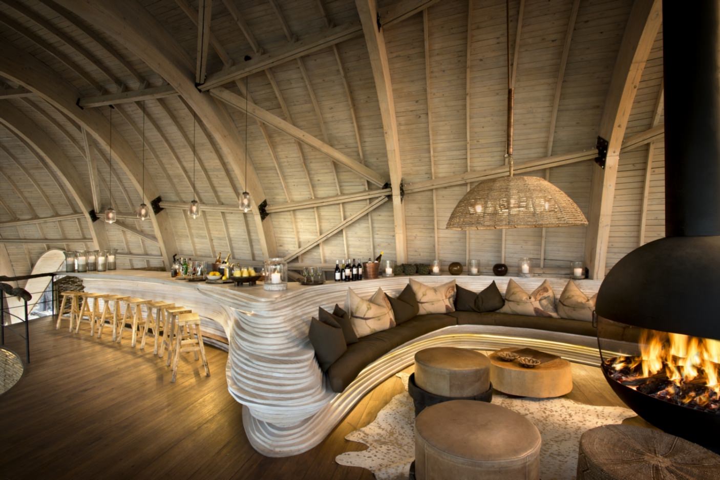 Die Bar und der Kamin laden zum Verweilen ein