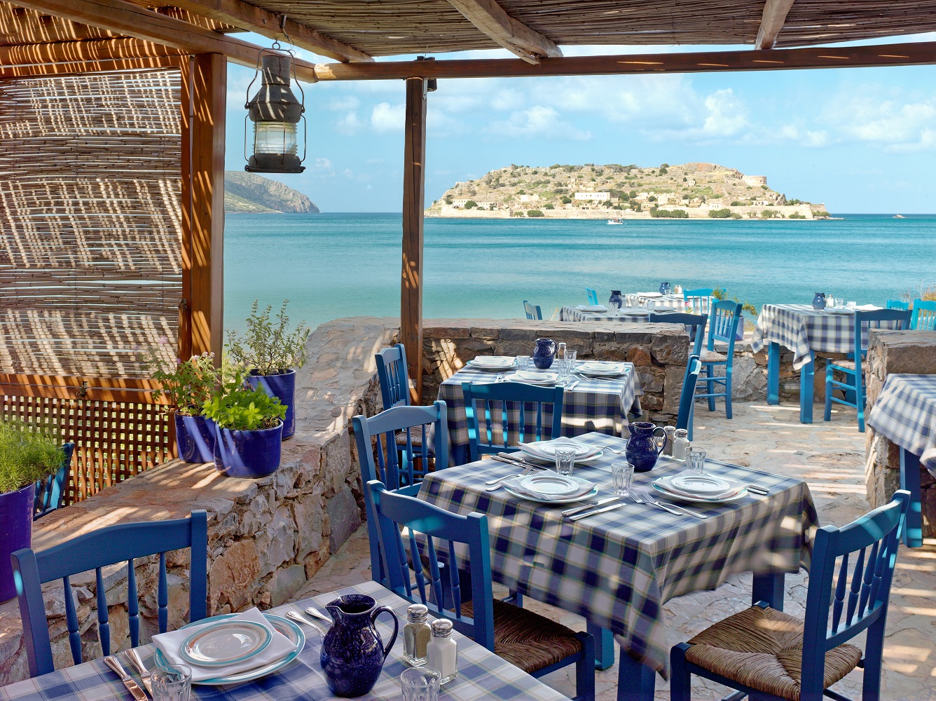 Mittagessen in der Taverne mit Blick auf Spinalonga