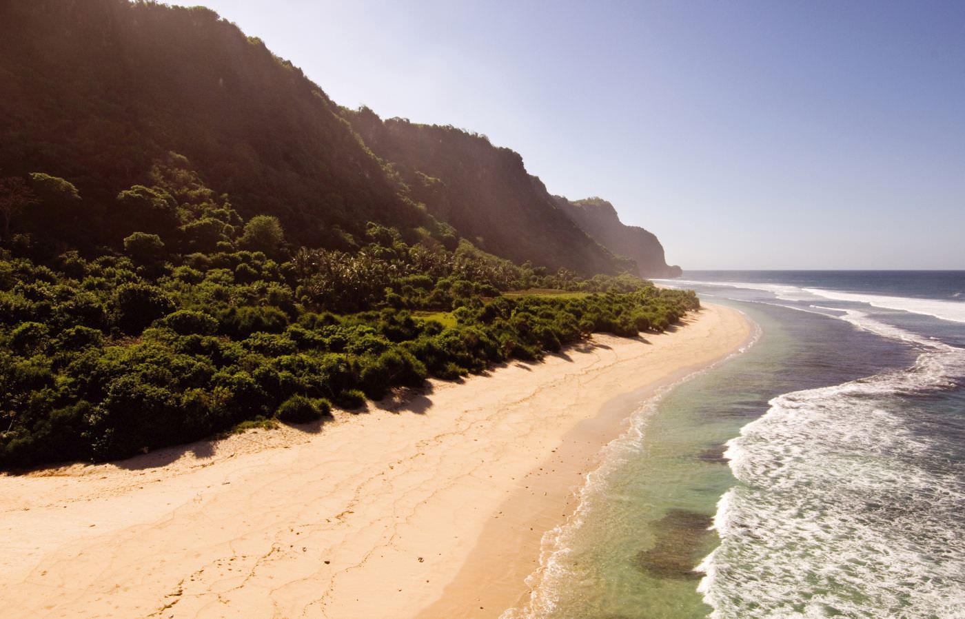 Unterhalb der Klippen erwartet Sie der paradiesische Strand