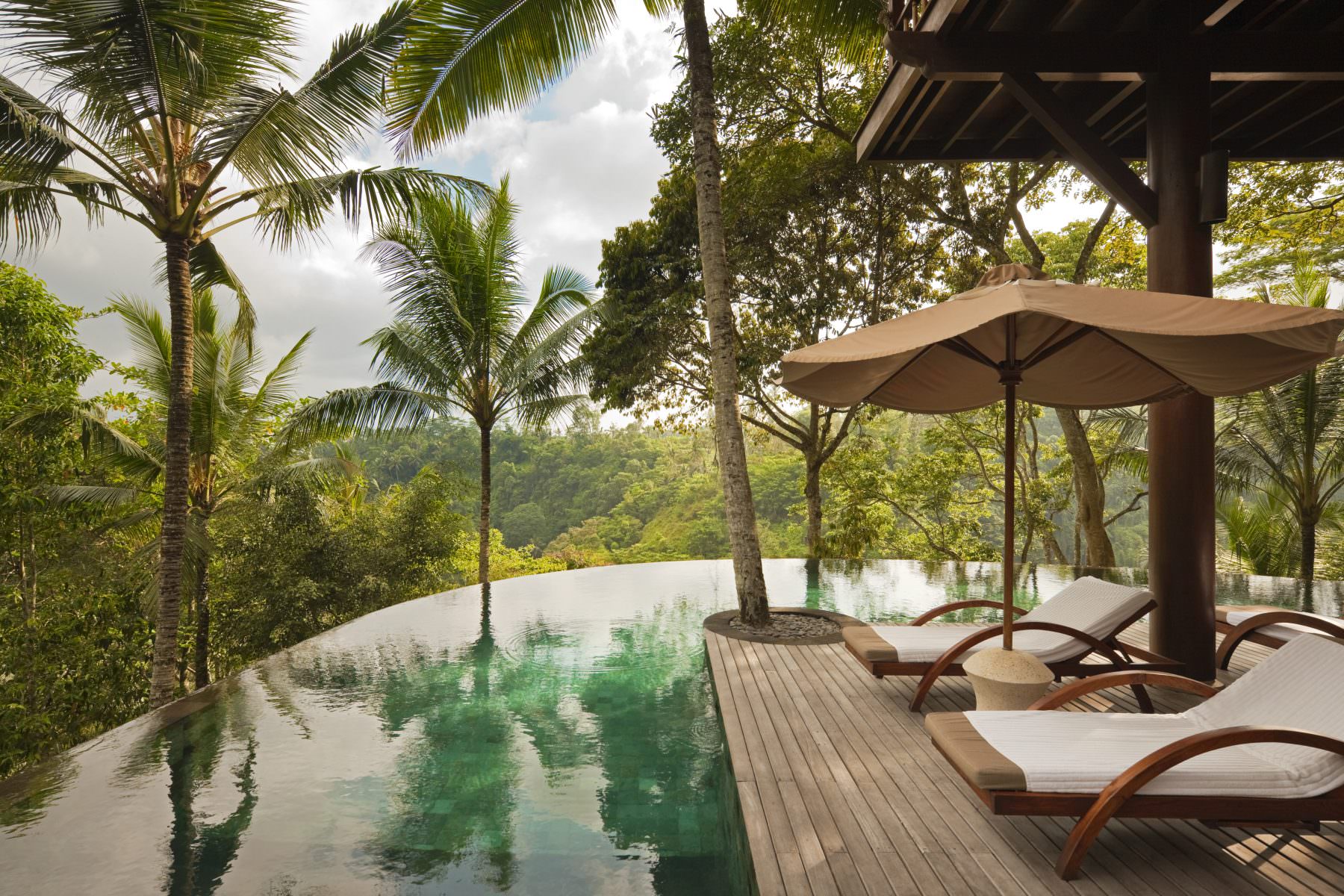 Pool mit Frischekick aus der Natur