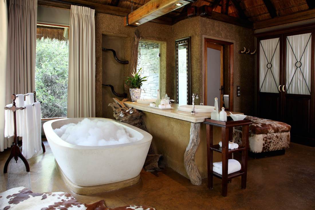 Das offene Badezimmer mit Steinwanne