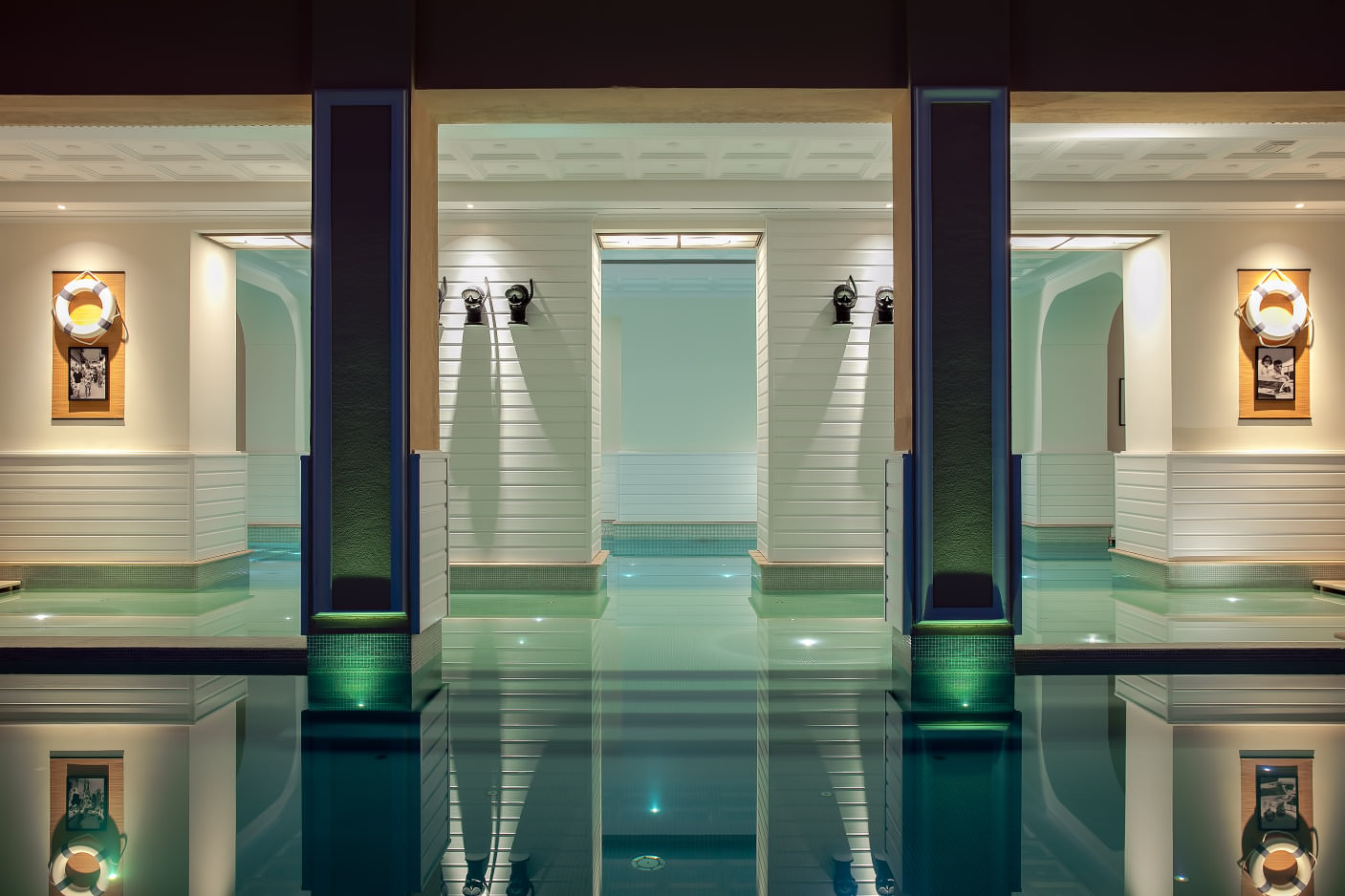 Innen- und Außenpool geschickt kombiniert