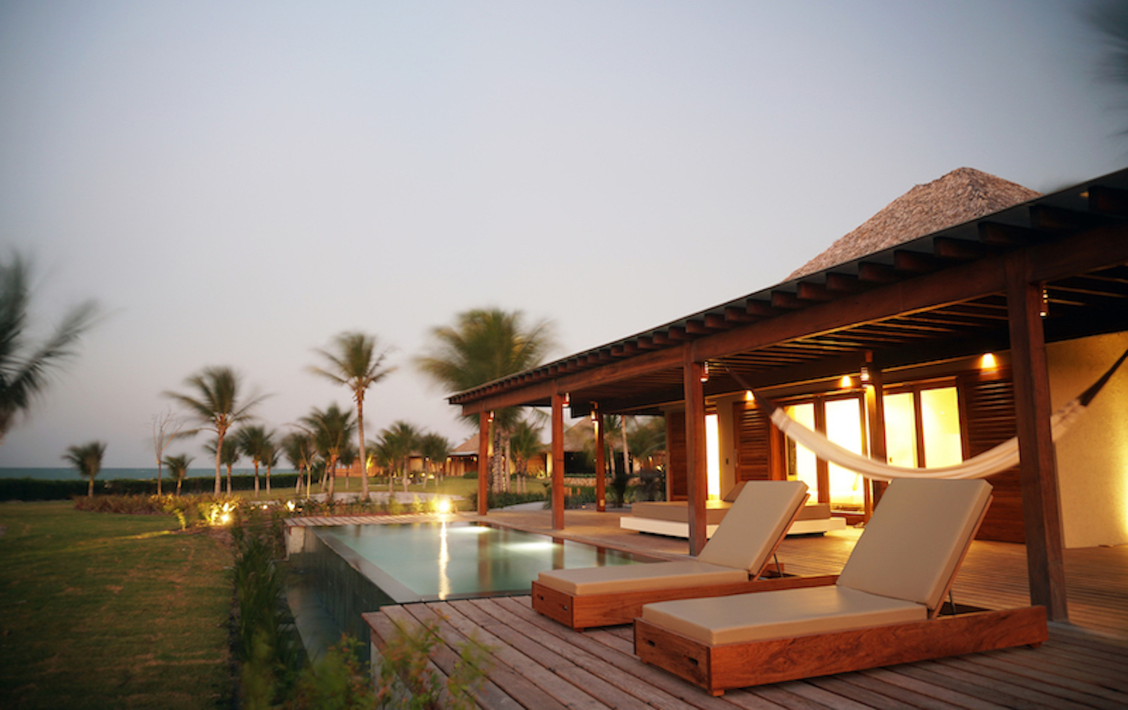 Die Pool Suite mit privatem Pool, Hängematten und Blick über das Meer