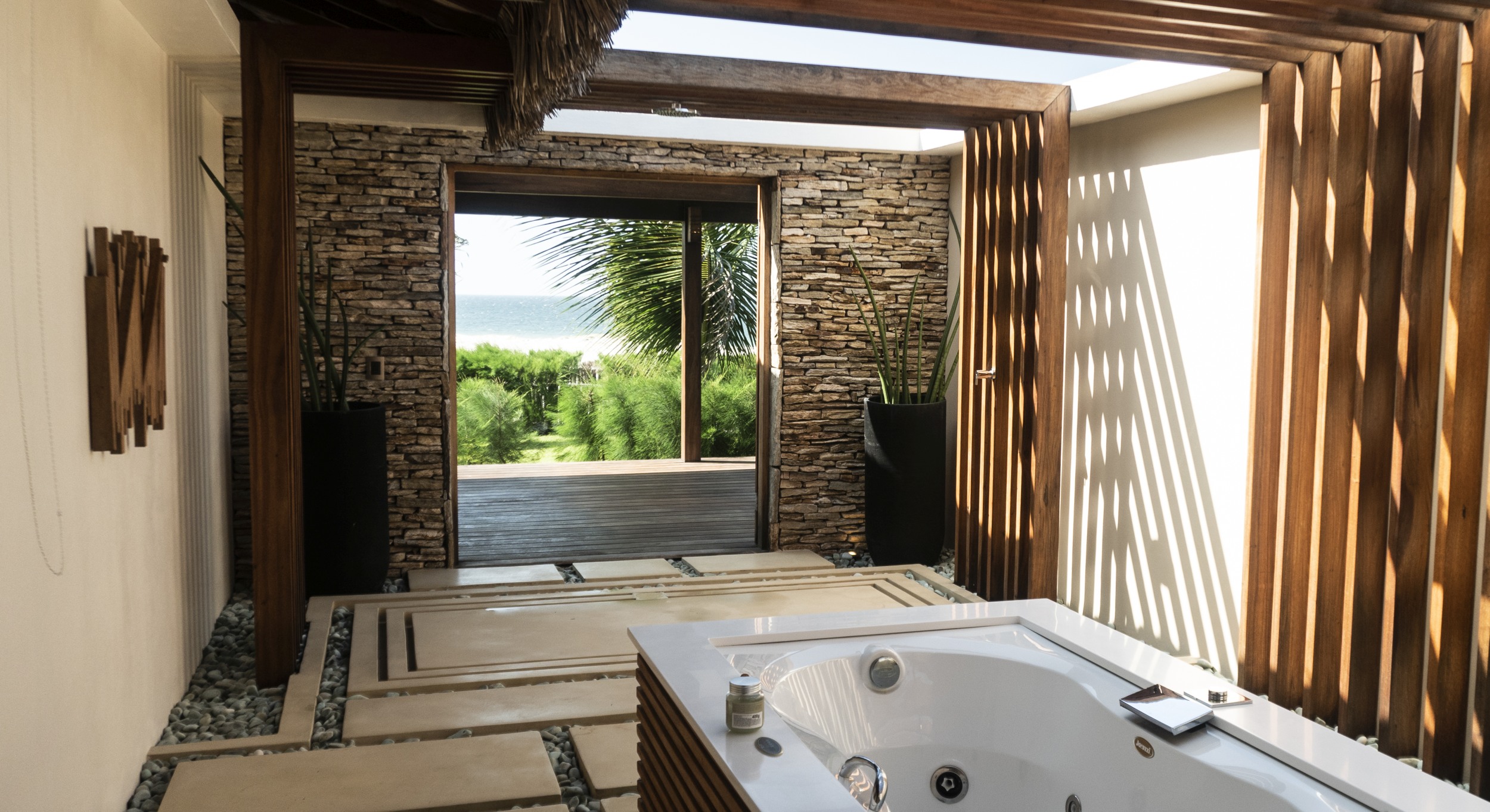 Das großzügige Badezimmer mit Innen- und Außenbereich