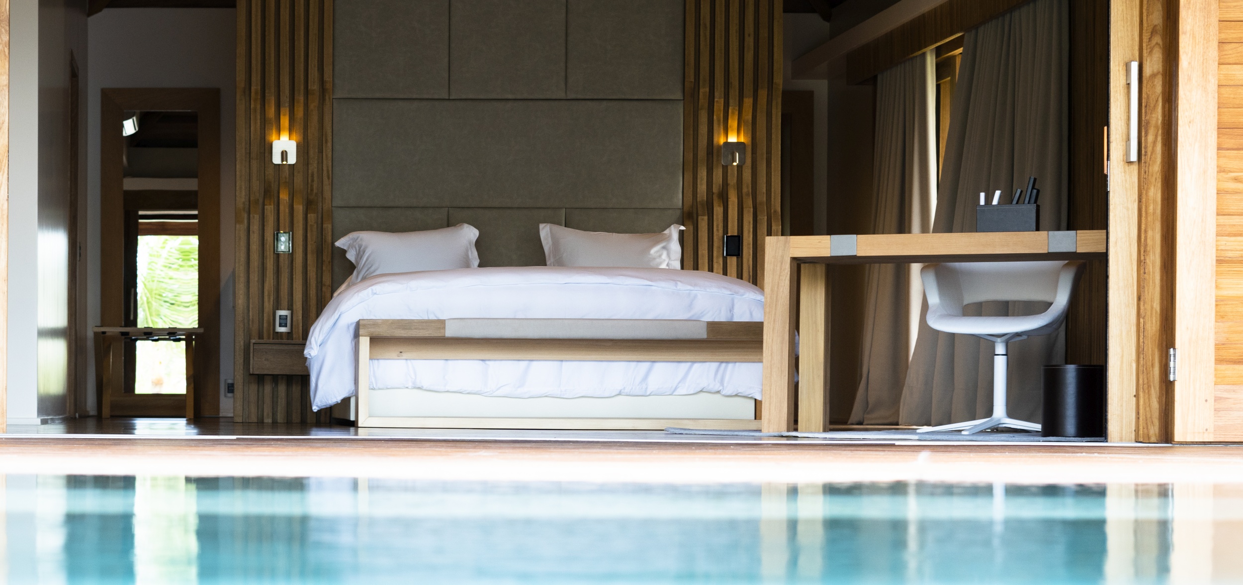 Blicken Sie aus dem Bett über den Pool hinweg zum offenen Meer