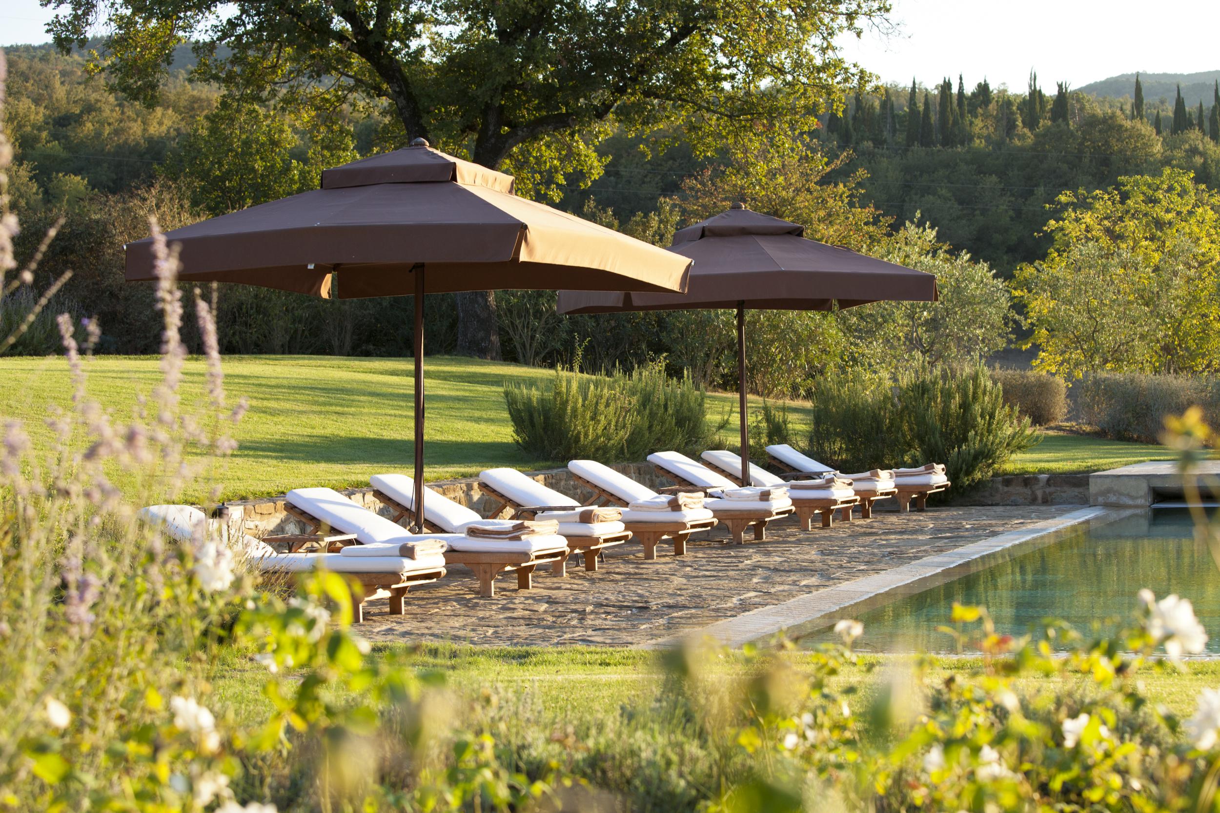 Entspannen Sie am Pool des Luxusresorts