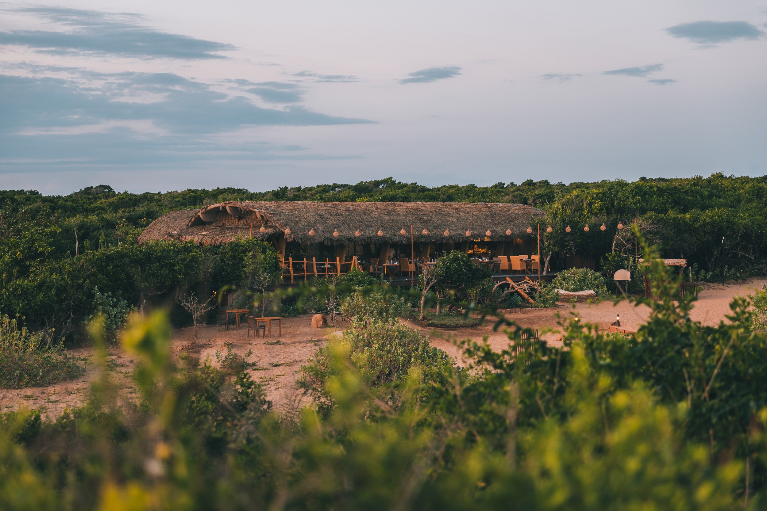 Das Restaurant liegt direkt am Strand