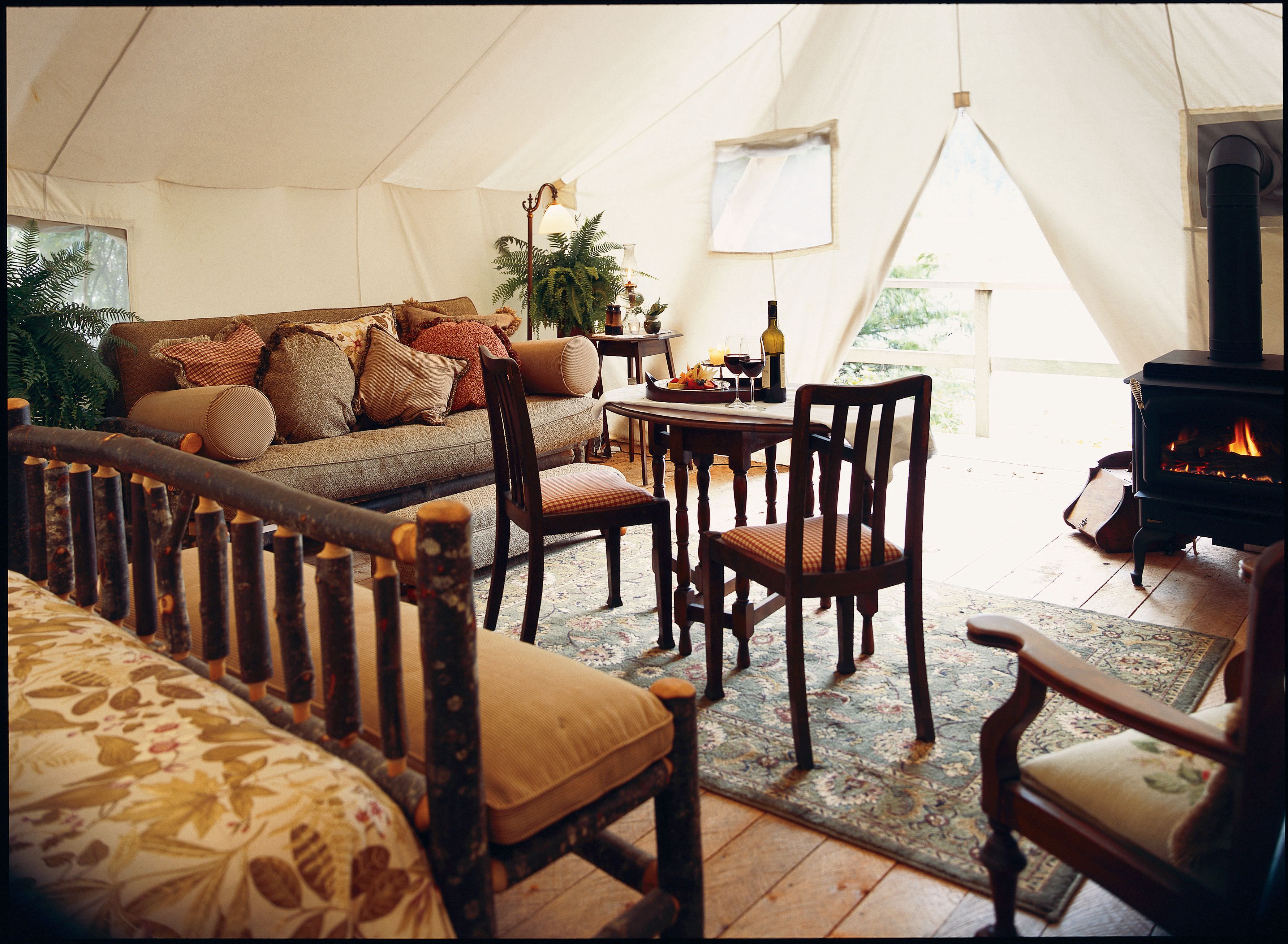 Schlichte Eleganz in den Zelten