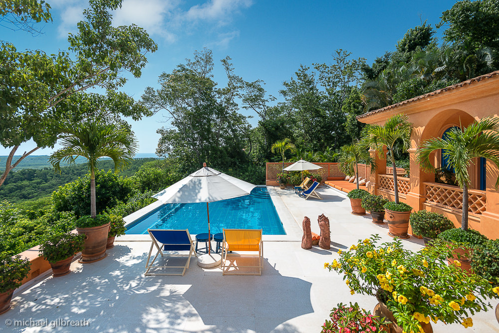 Genießen Sie die Aussicht direkt vom Pool aus 