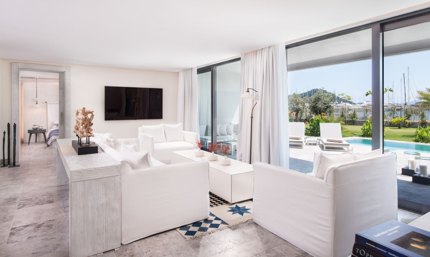 Separater Wohn- und Schlafbereich in der Suite.