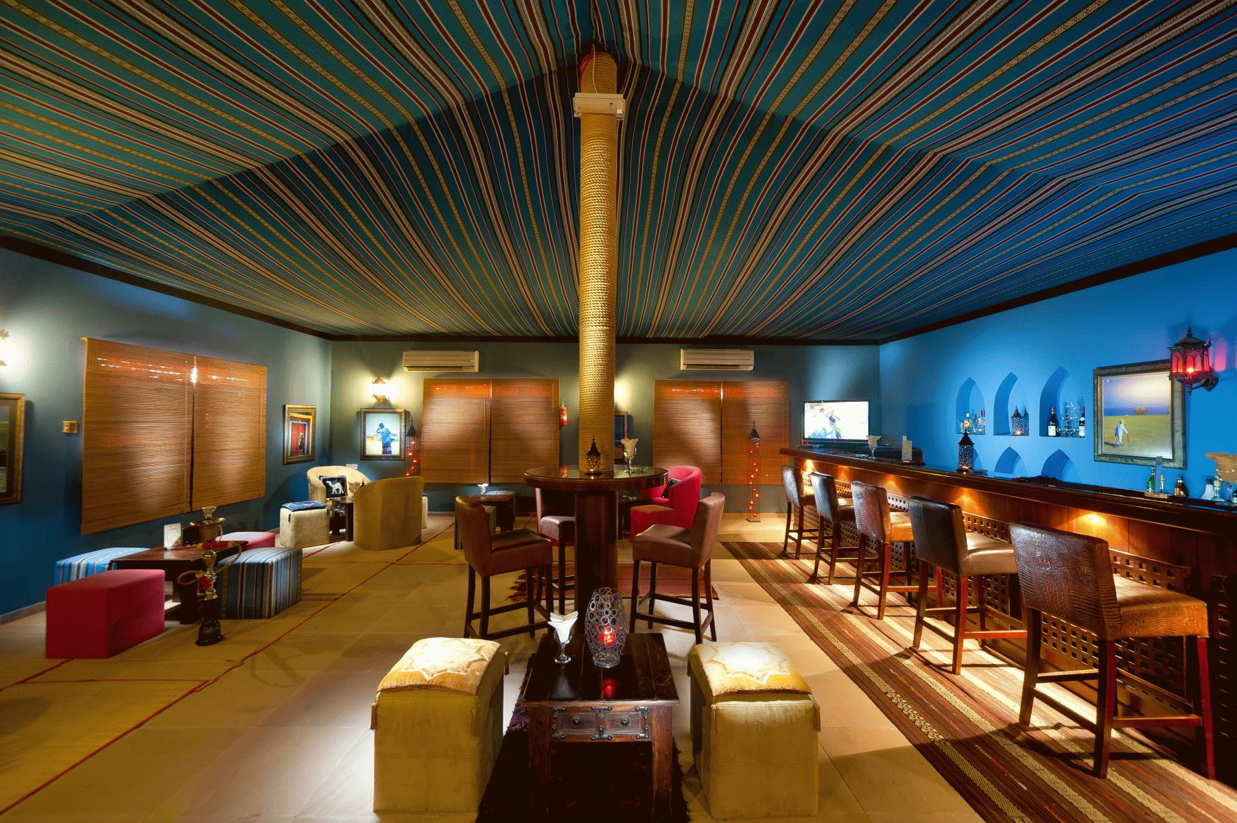 Auch in der Wüste darf die Bar nicht fehlen