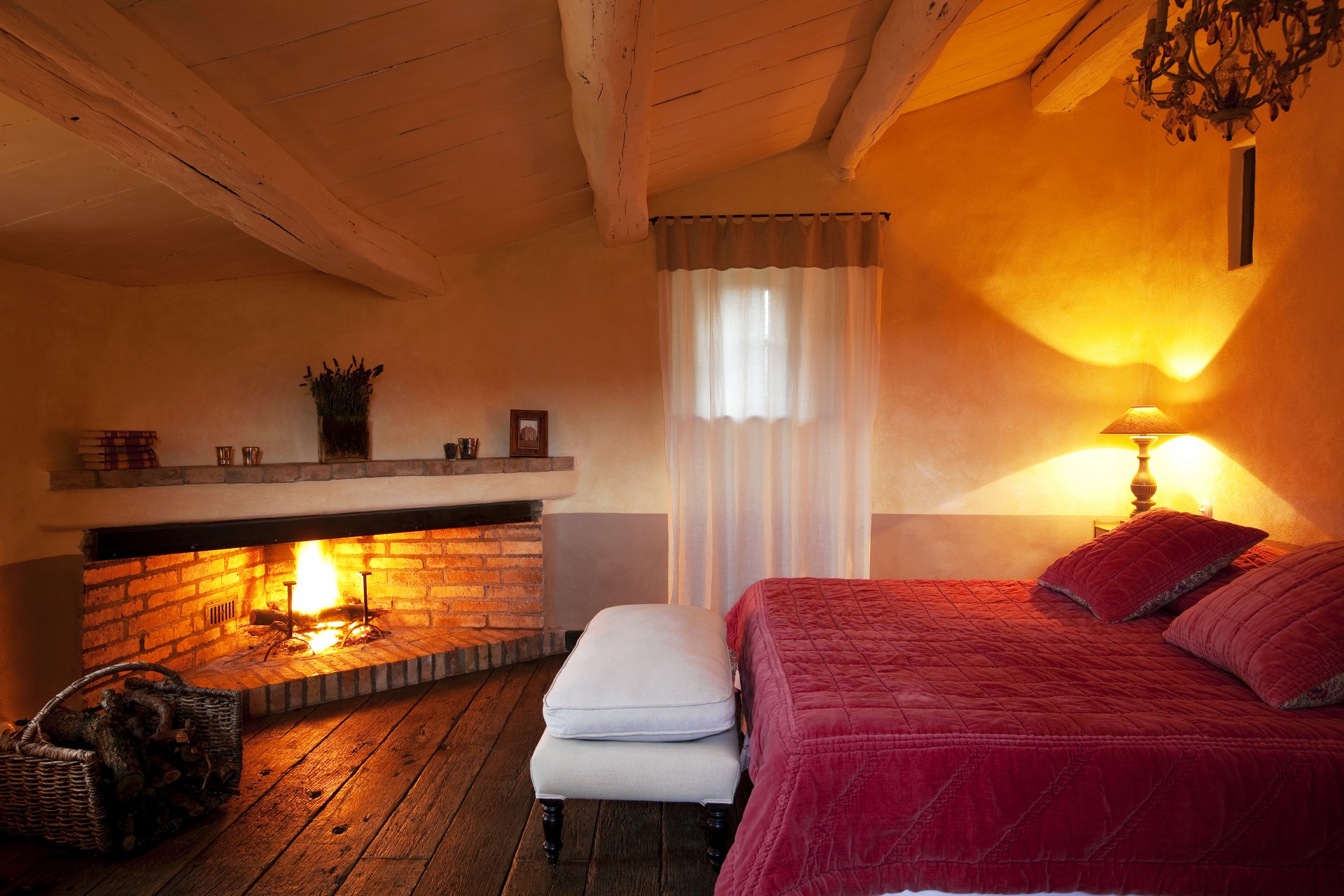 Das gemütliche Schlafzimmer mit Kamin des Hirtenhauses "A Figa"