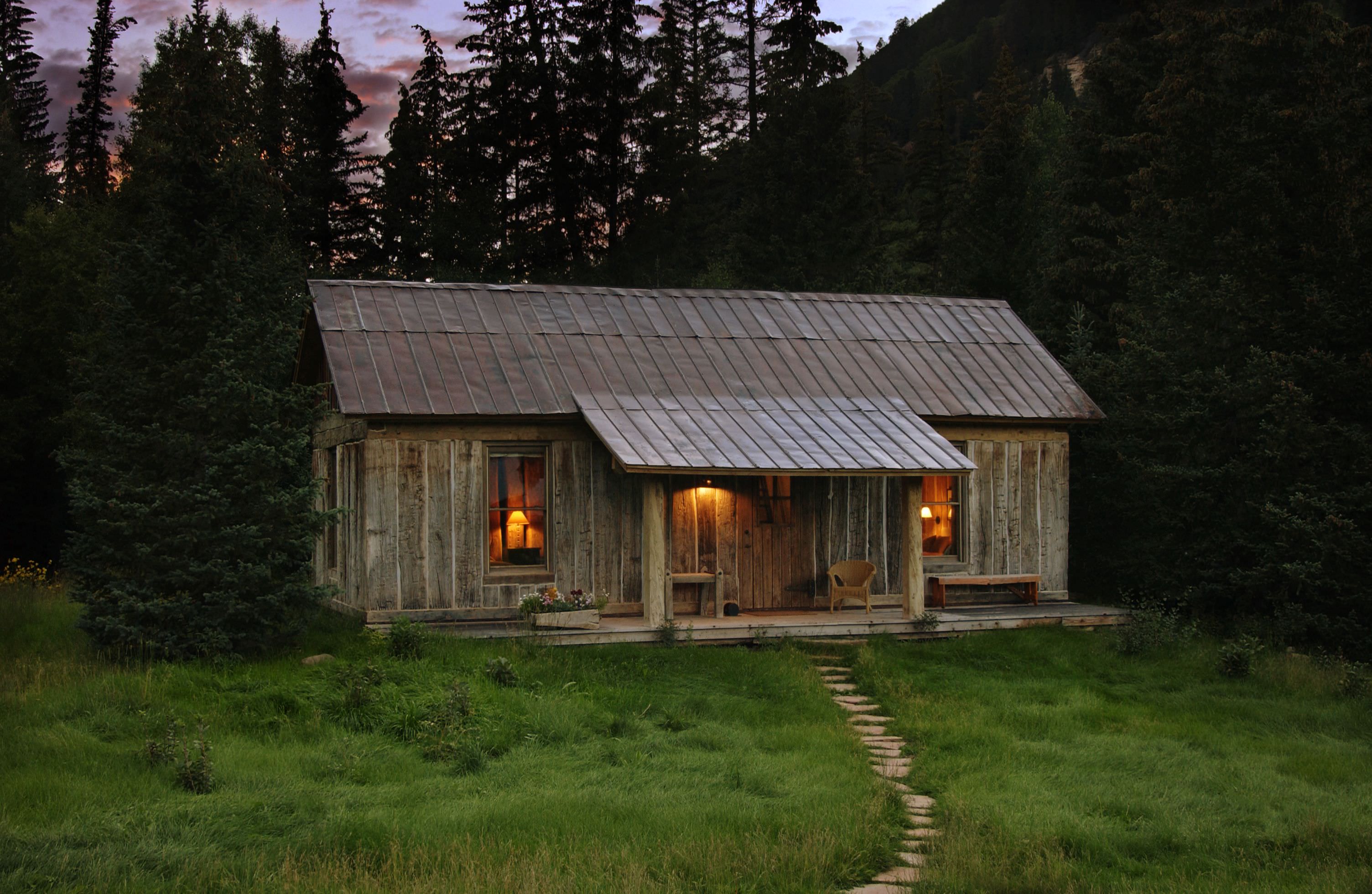 Eine der 13 Blockhütten