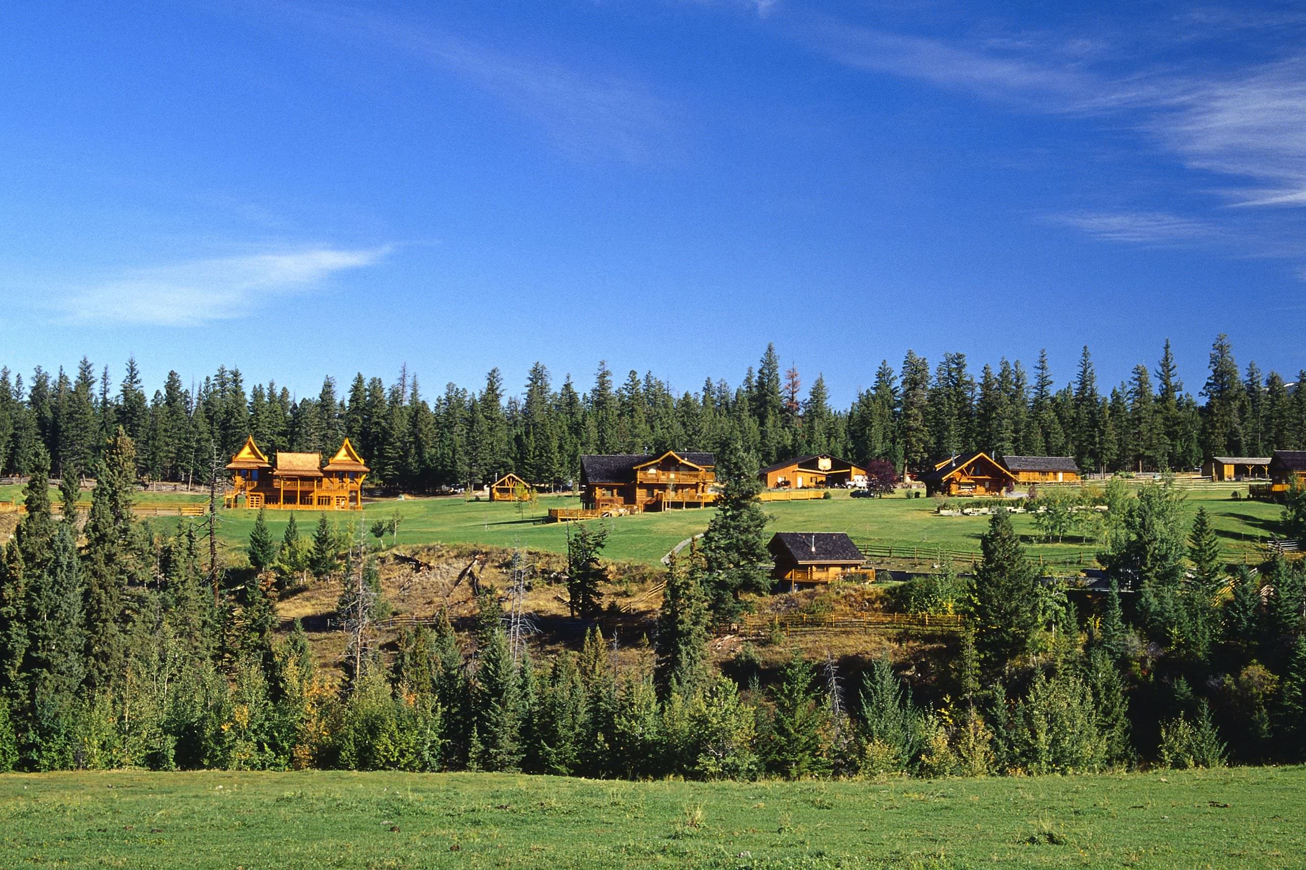 Inmitten grüner Weiden und Wälder