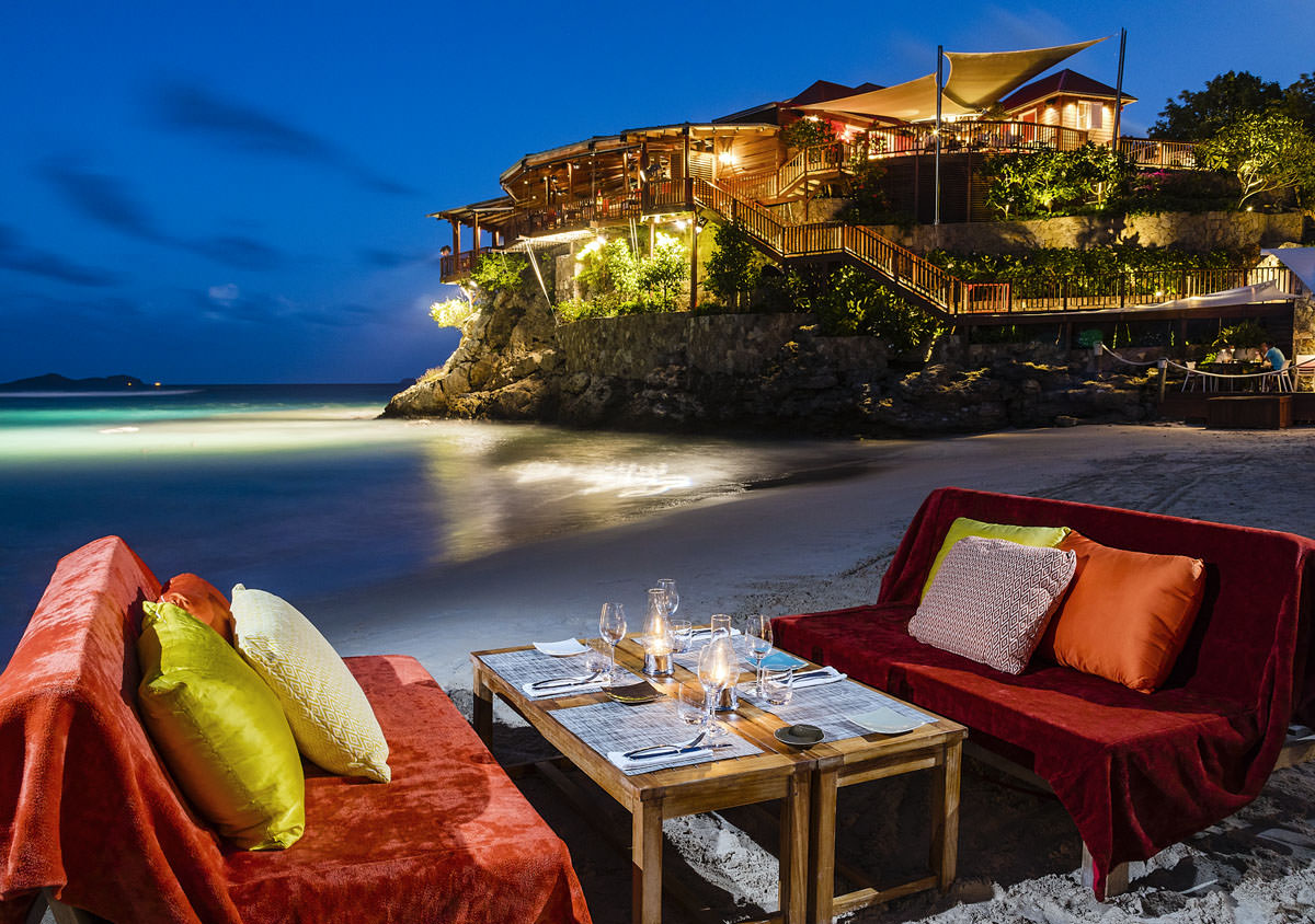 Geniessen Sie den Abend mit den Füssen im Sand 