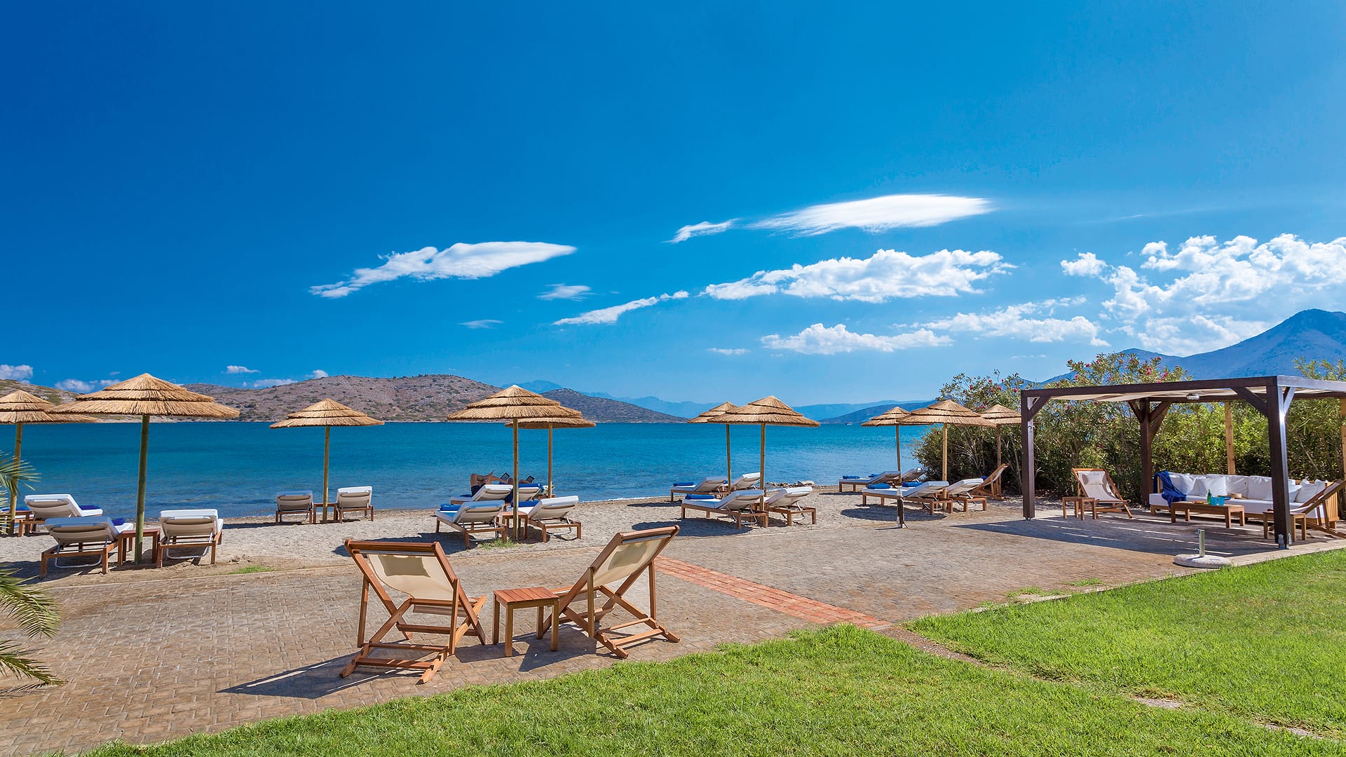 Der private Beach Club für Hotelgäste lädt zum Entspannen ein 