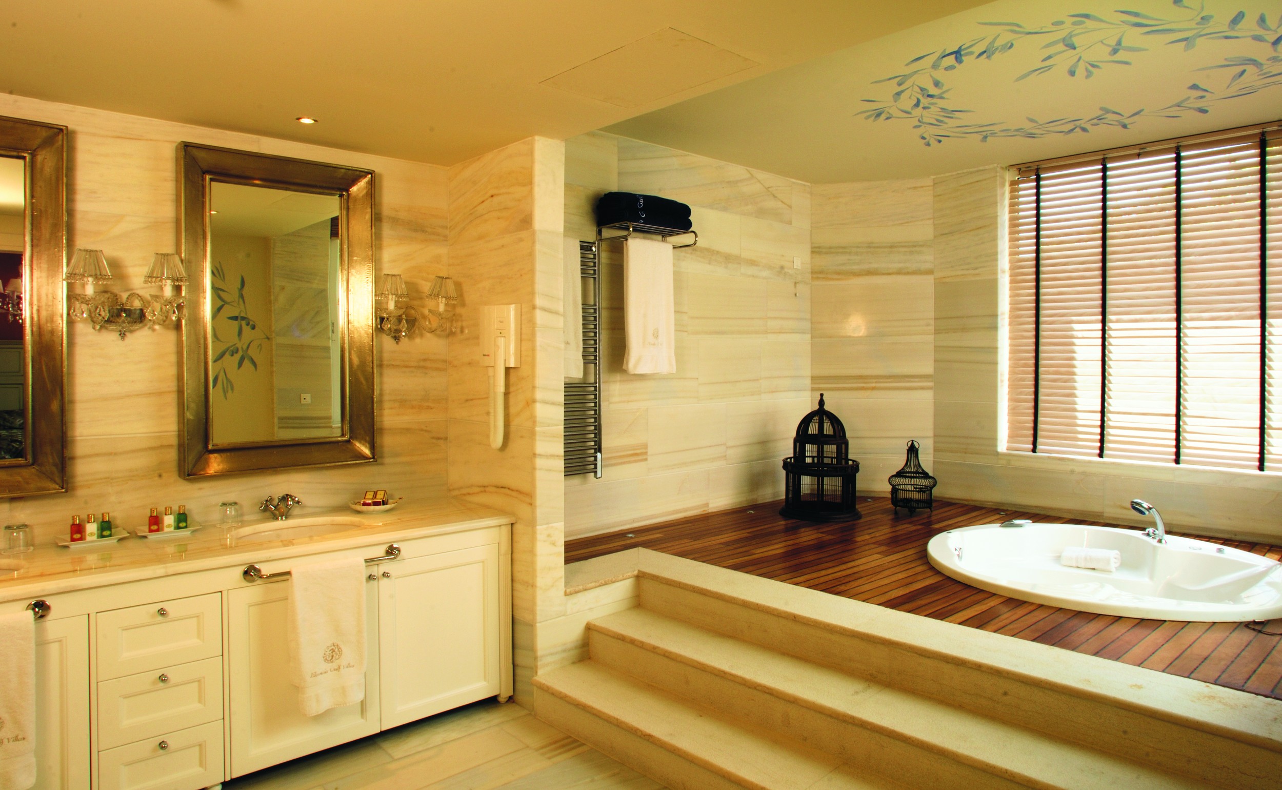 Das edle Badezimmer der Imperial Spa Pool Villa