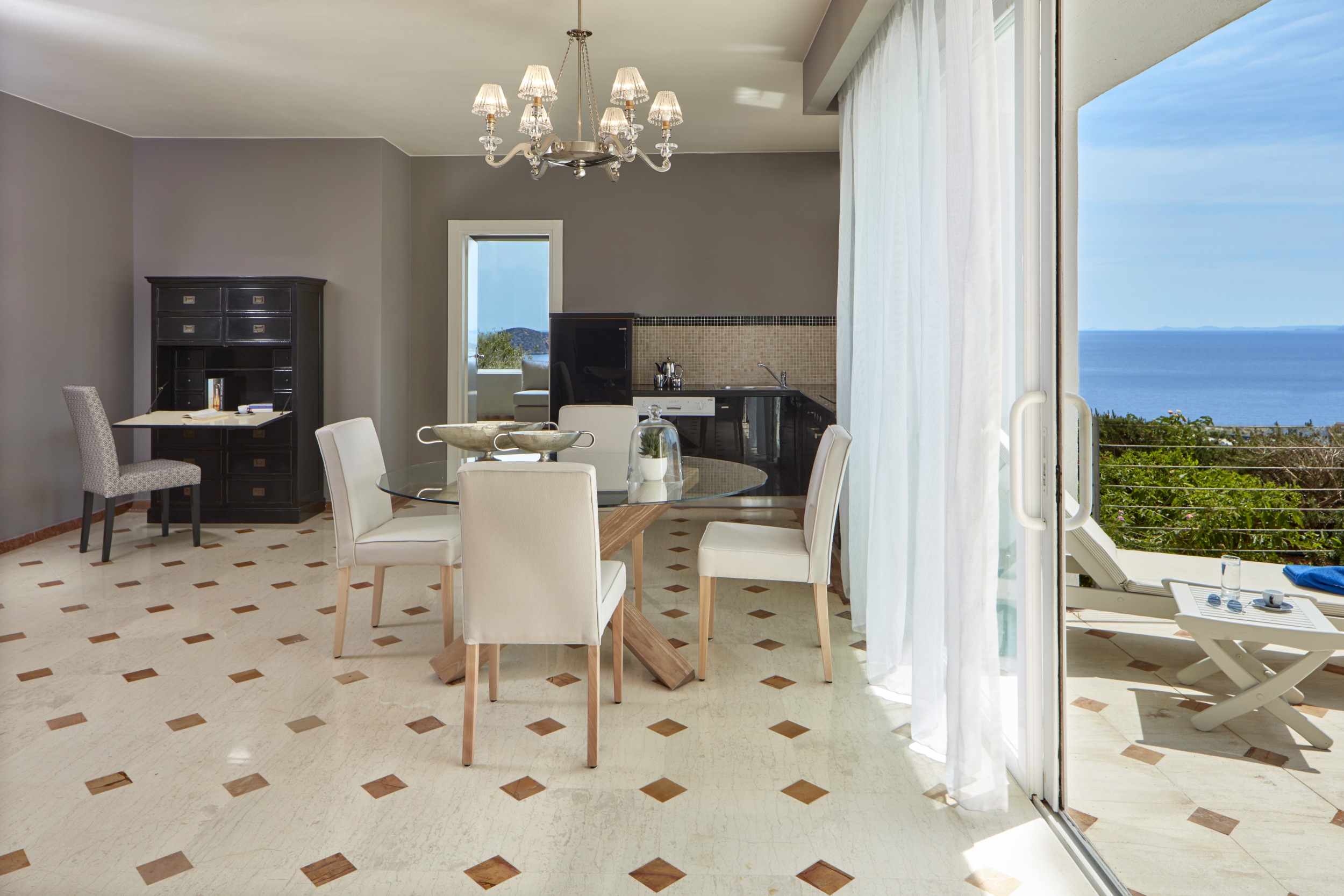 Das elegante Interieur der Küche der Aegean Pool Villa