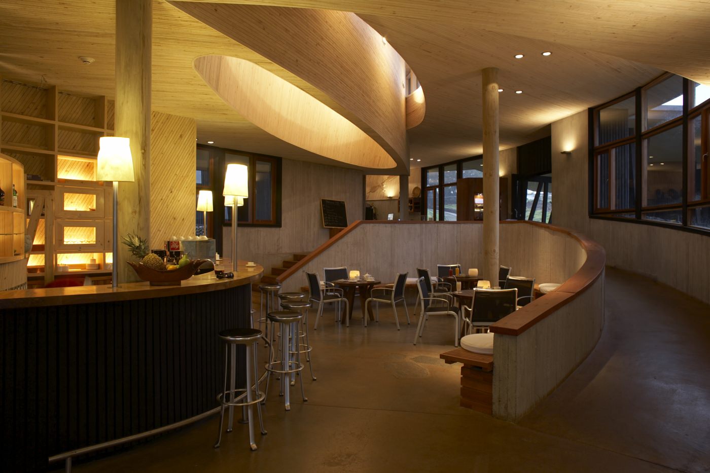 Genemigen Sie sich einen Drink an der Bar