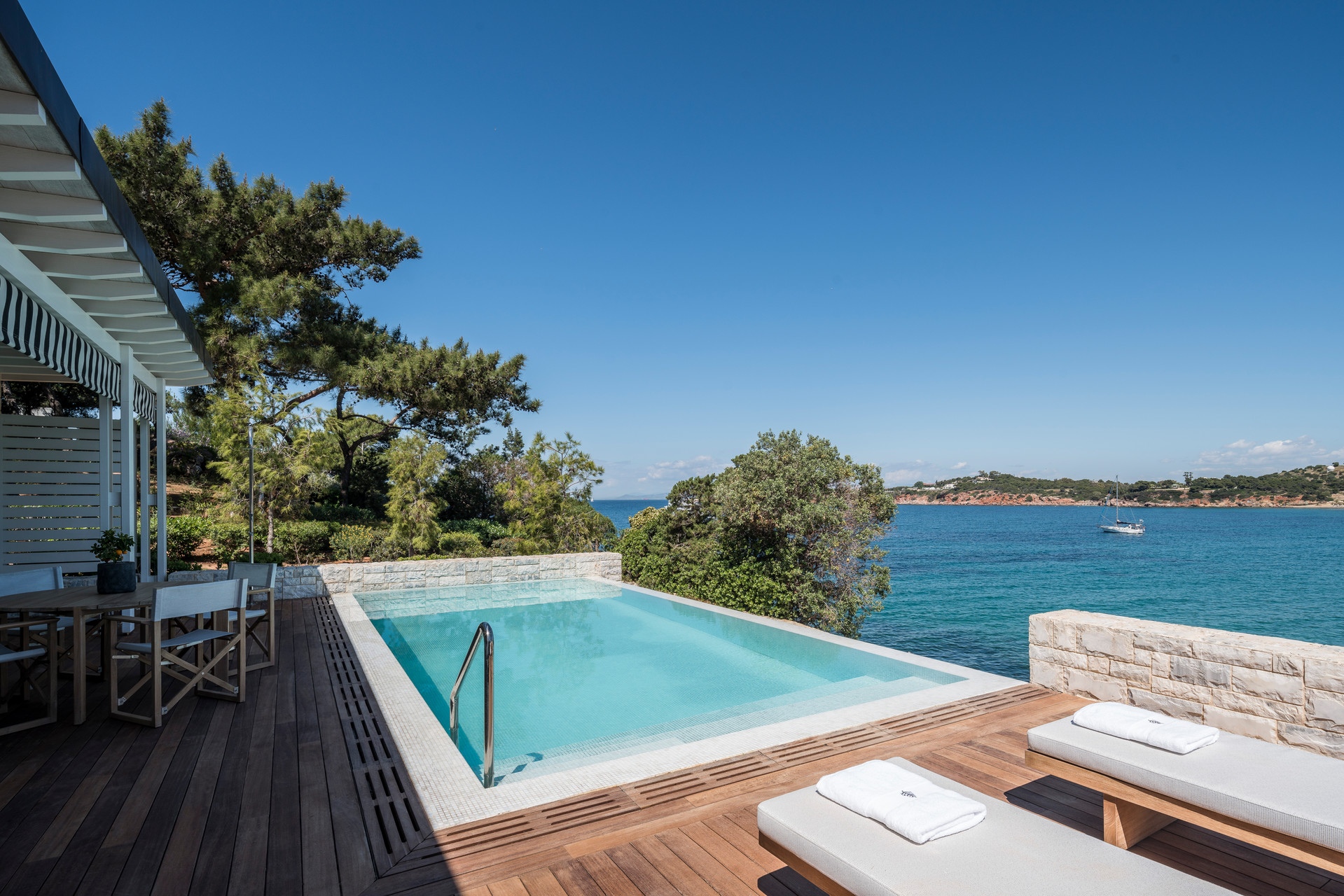 Tauchen Sie in den erfrischenden Pool ein