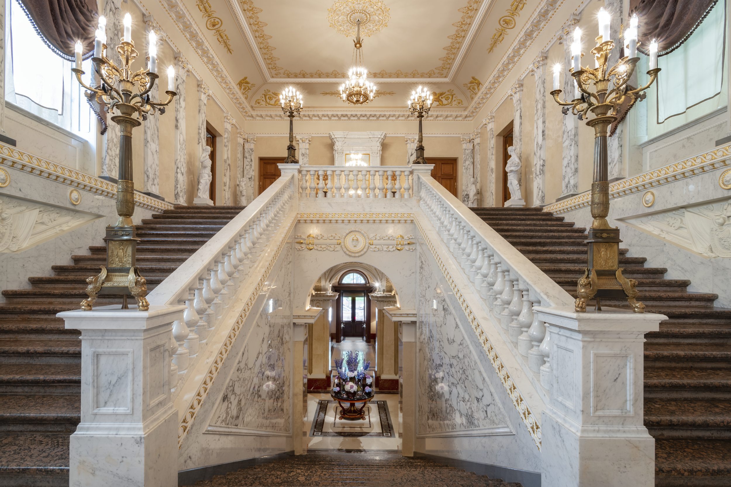 Die restaurierte Haupttreppe stammt aus dem Jahr 1820