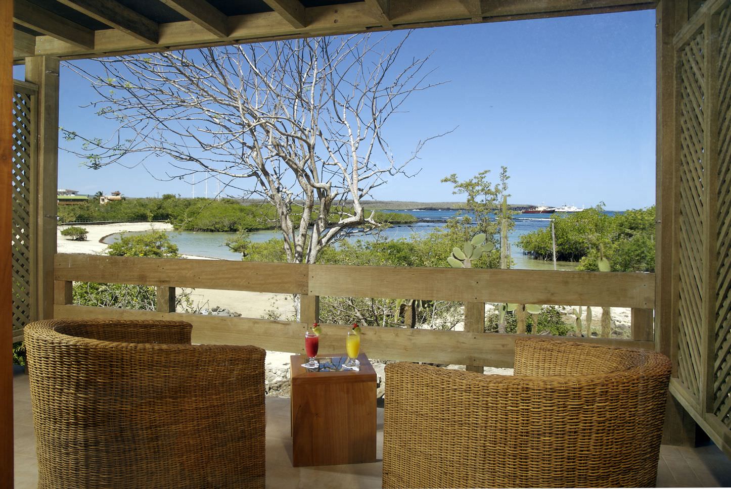 Von Ihrem Balkon aufs Meer blicken