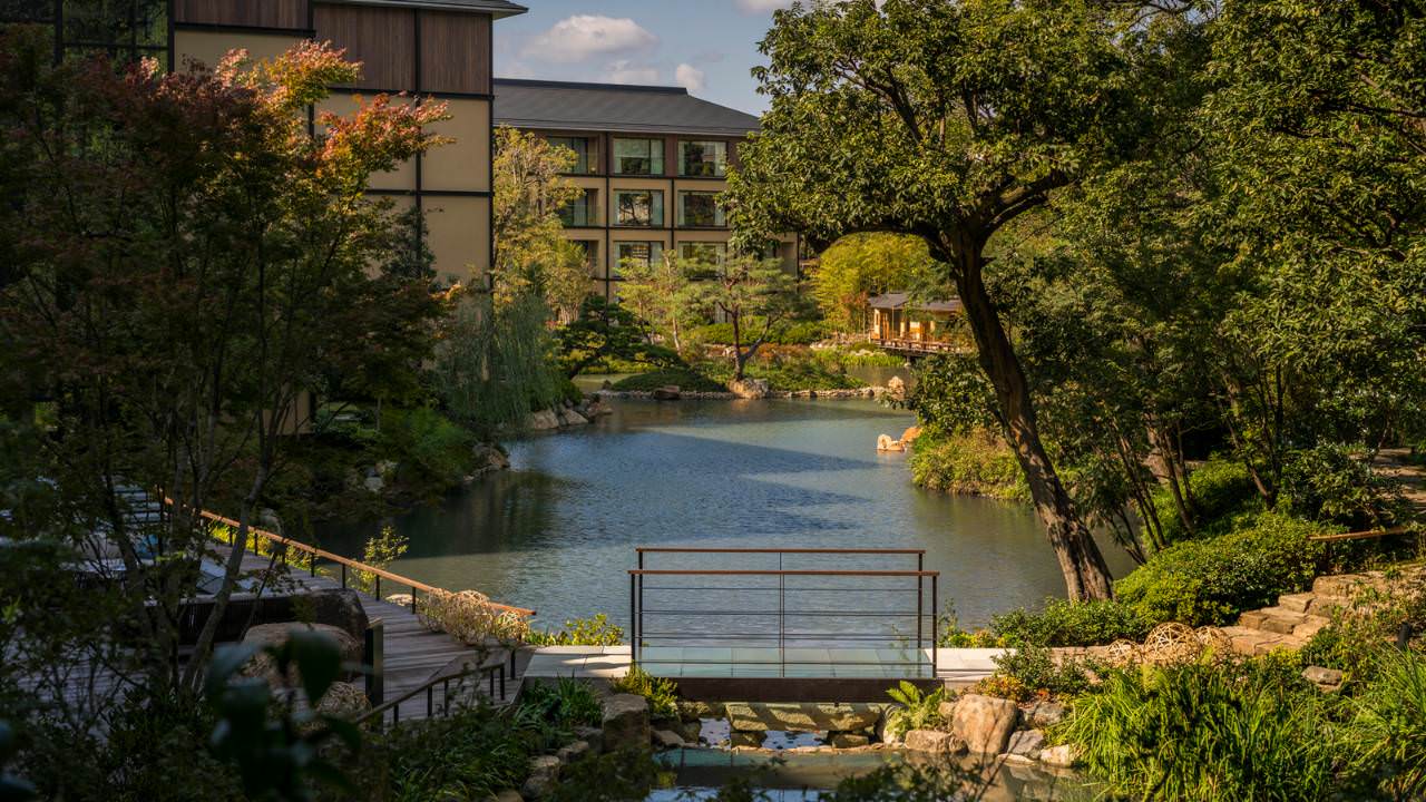 Der 800 Jahre alte Ikeniwa im Herzen des Hotels