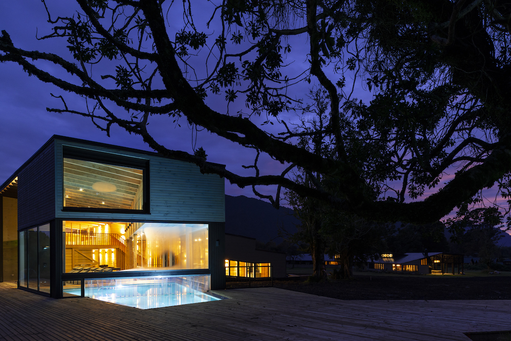 Der Außenpool unter dem nächtlichen Sternenhimmel