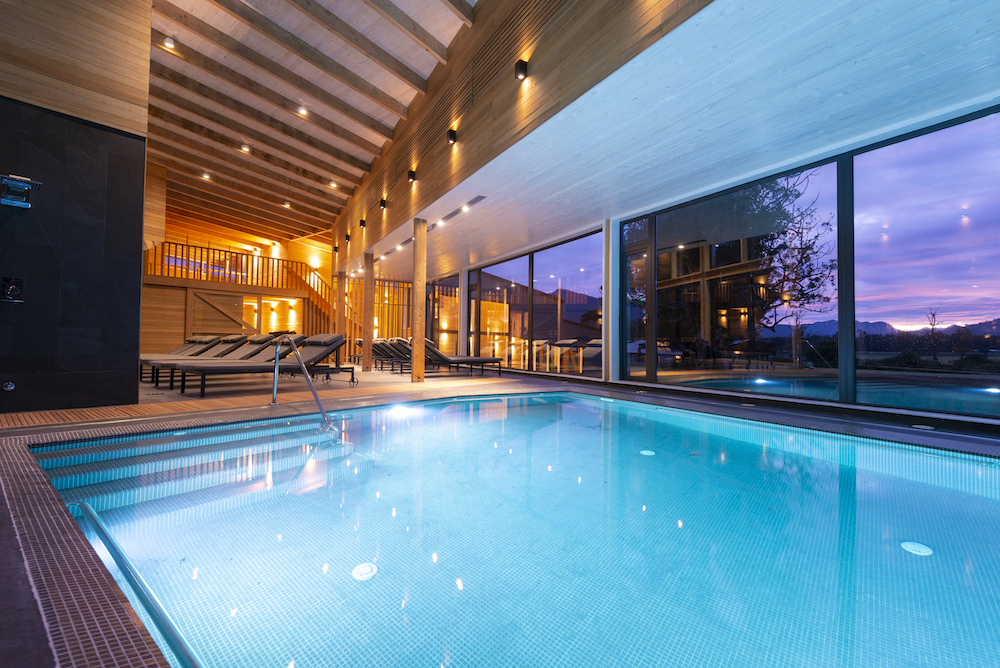 Entspannen Sie im Indoor-Pool mit unschlagbarer Aussicht