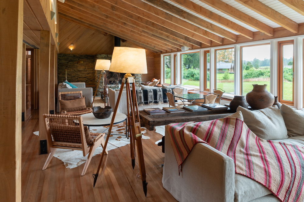 Der gemütliche Wohnbereich mit Ausblick in die Natur