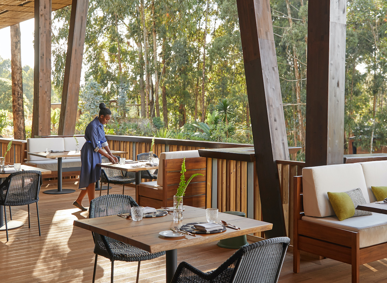 Lauschen Sie den Geräuschen des Dschungels auf der Terrasse des Restaurants