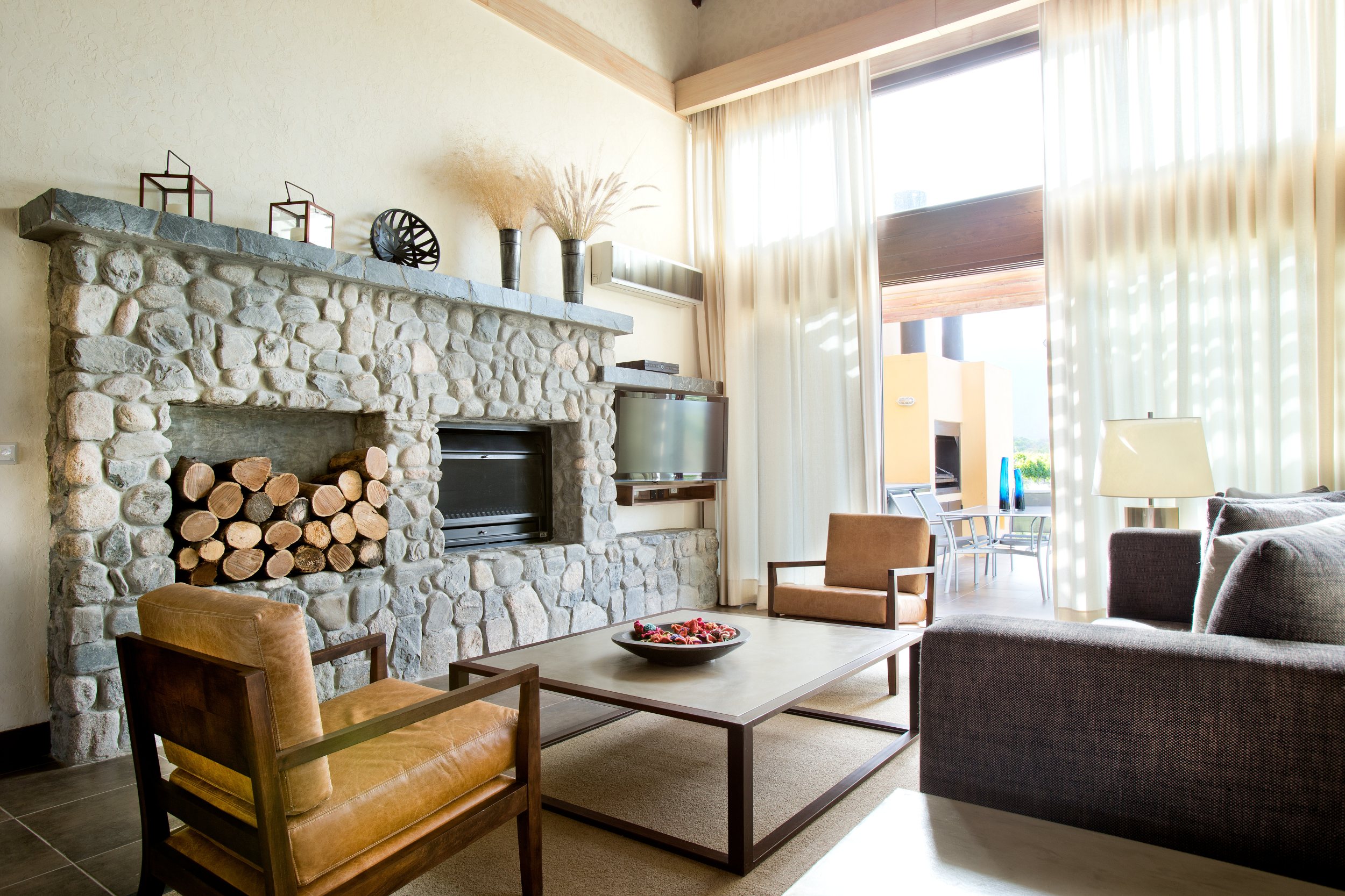 Ein offener Kamin schmückt das geräumige Wohnzimmer 