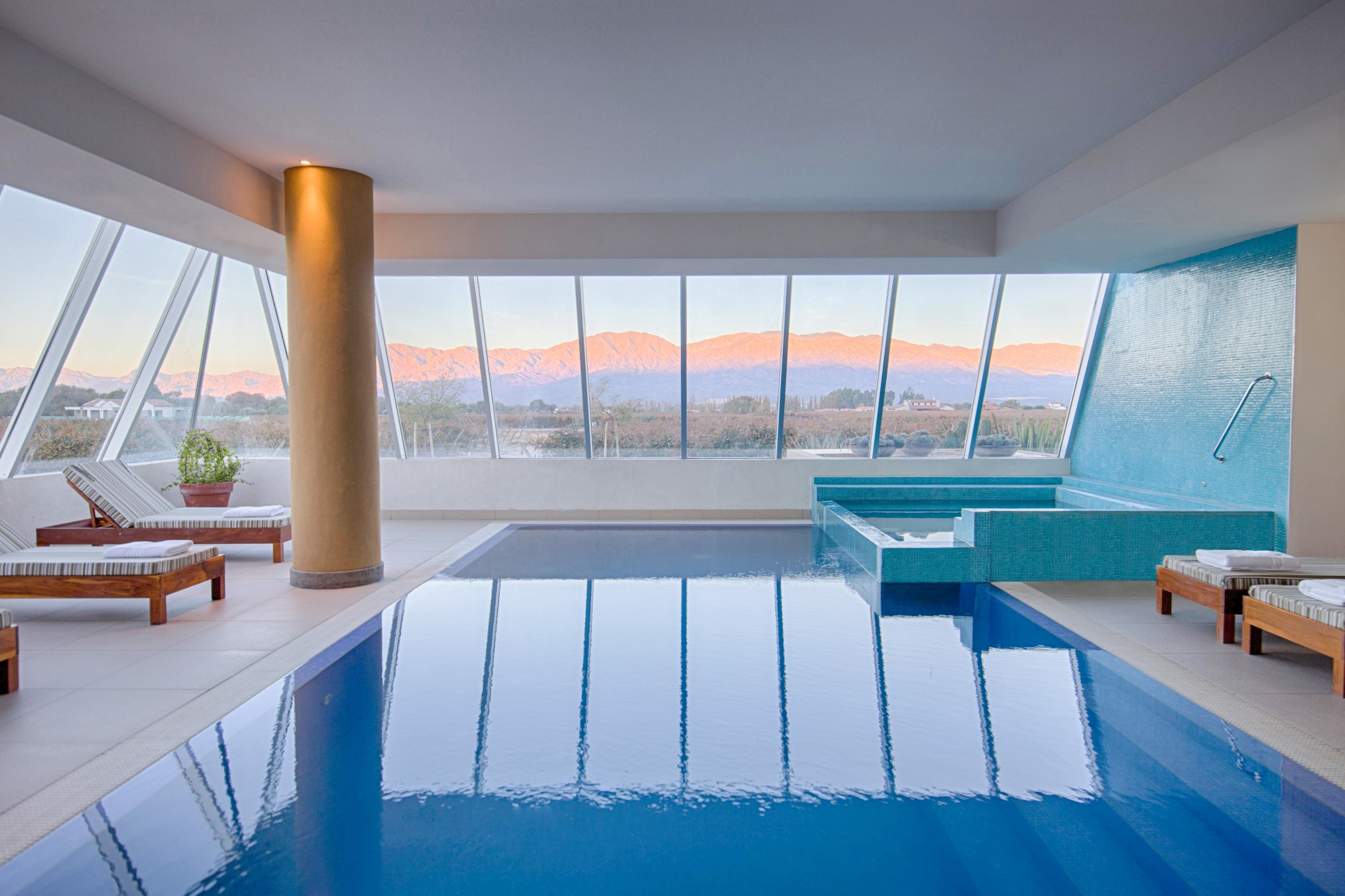 Der Innenpool mit Blick auf die riesigen Weinberge und die Bergkette der Anden