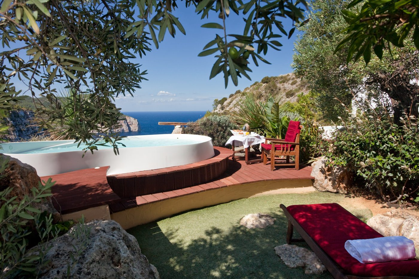 Schöner Garten mit Pool 