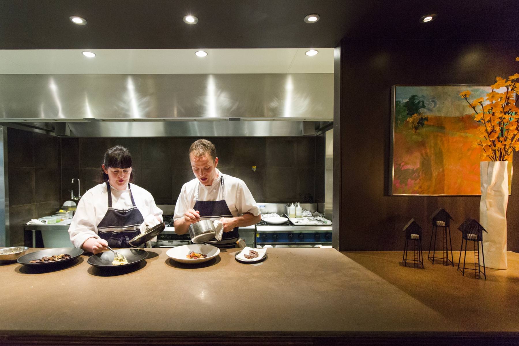 Frischeste Zutaten werden in der offenen Küche zubereitet