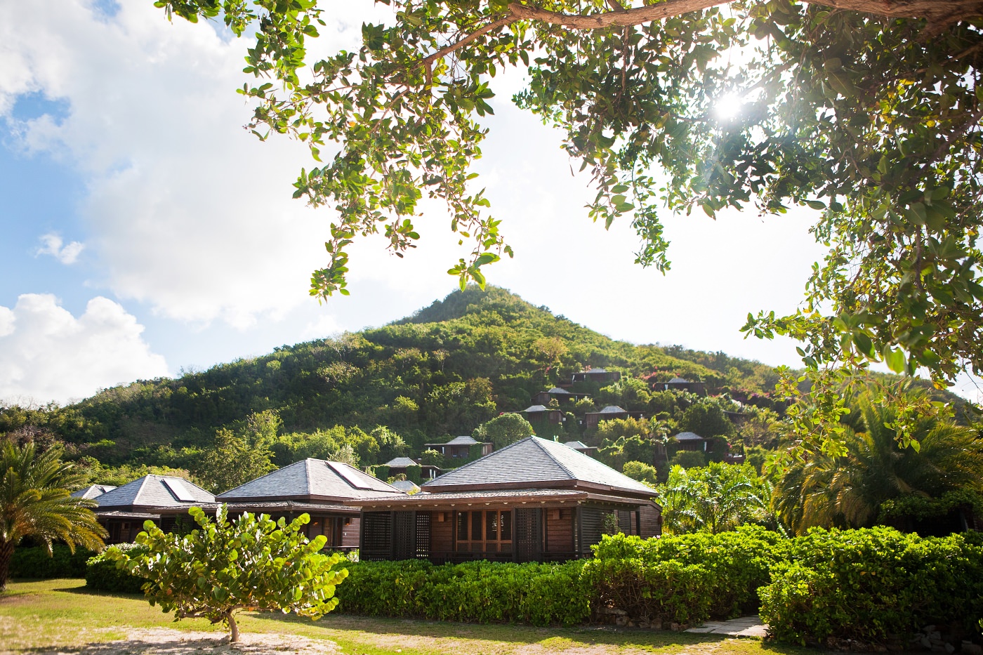 Die Bungalows sind versteckt in der üppigen Gartenlandschaft 