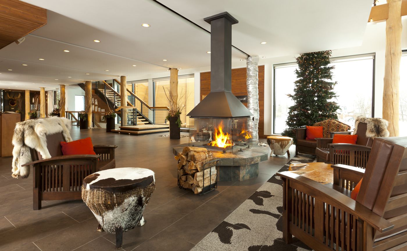 Bei einem Glas Wein lässt es sich am Kaminfeuer wunderbar entspannen