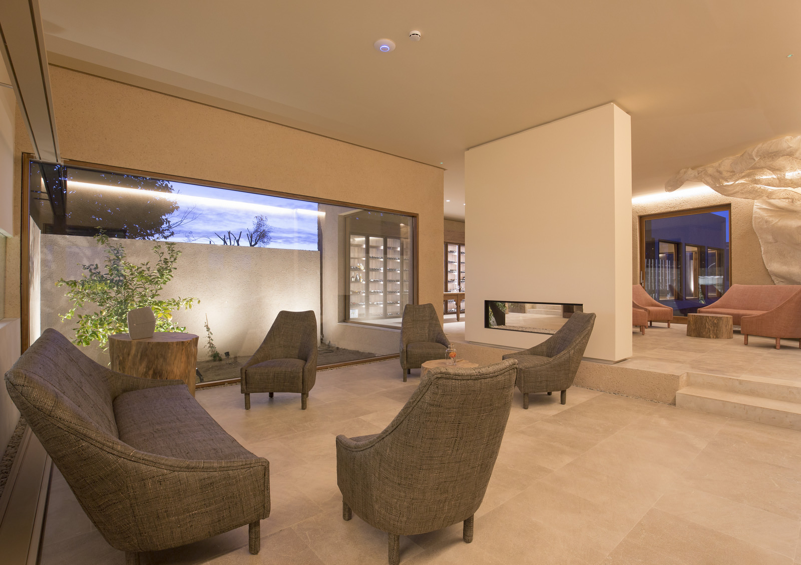 Gemütlicher Salon mit Kaminecke