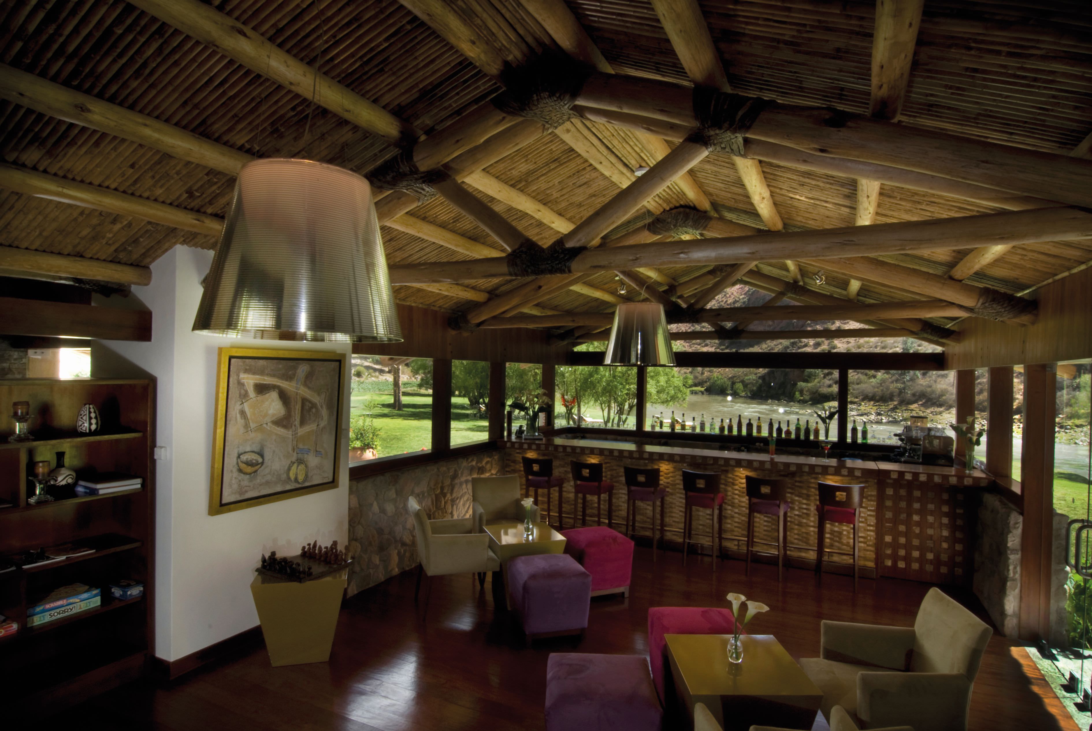 Lassen Sie den Tag bei einem Glas Wein an der Bar Revue passieren