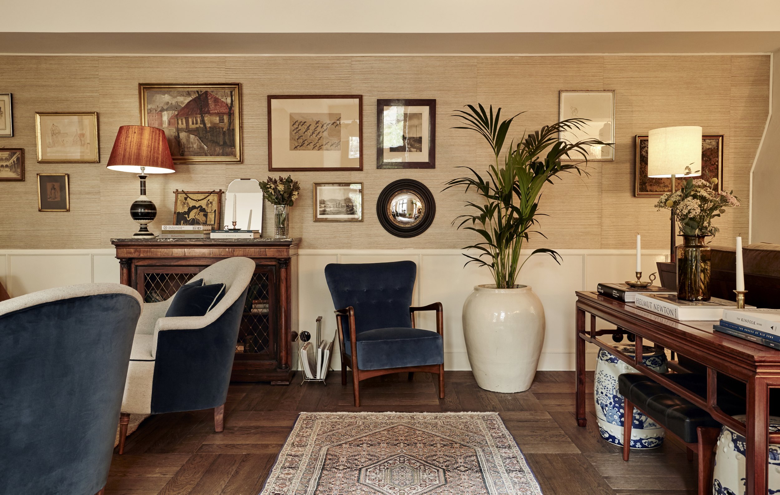 Sitzen Sie gemütlich am offenen Feuer im The Living Room 