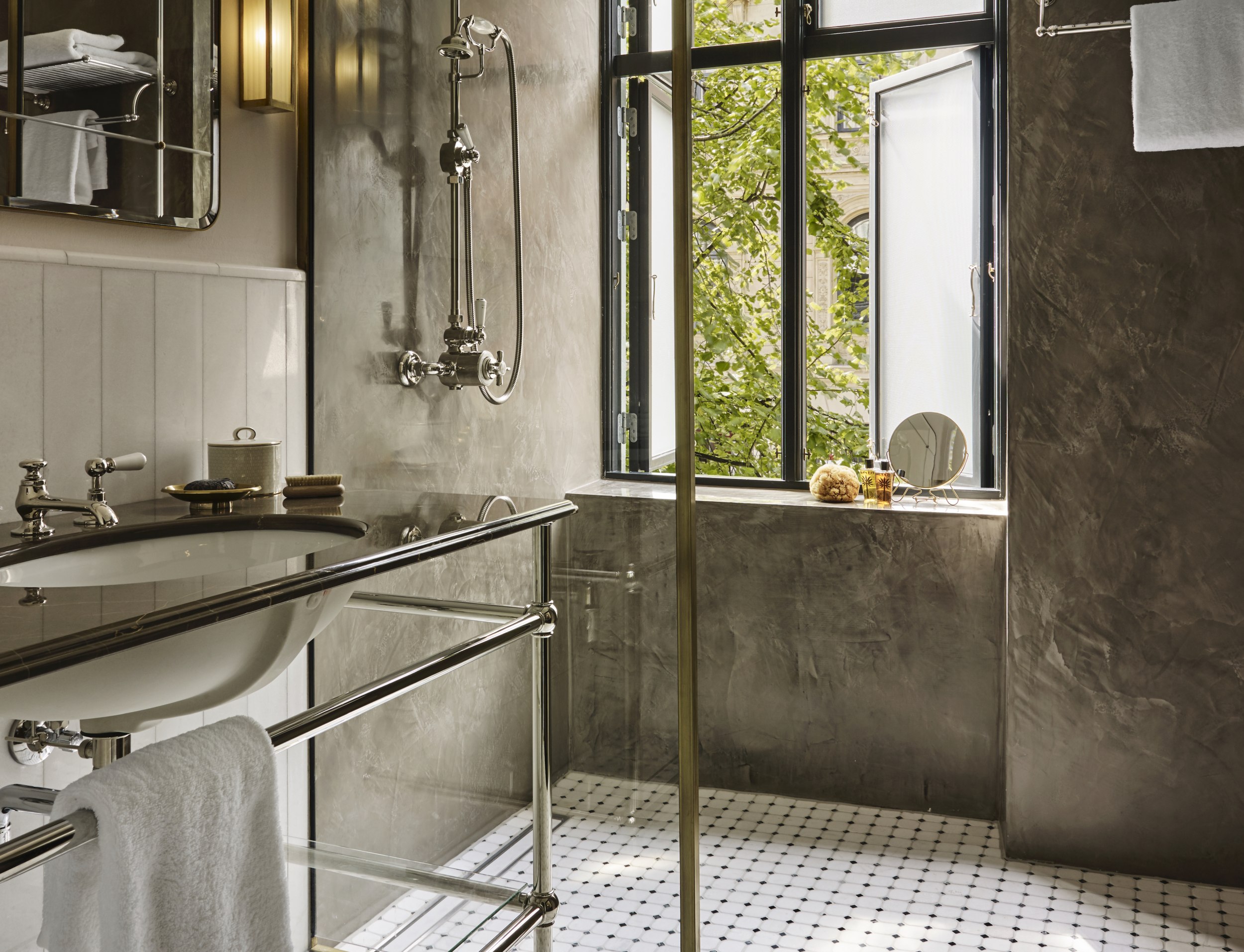 Das großzügige, stilvolle Badezimmer mit Walk-In-Dusche