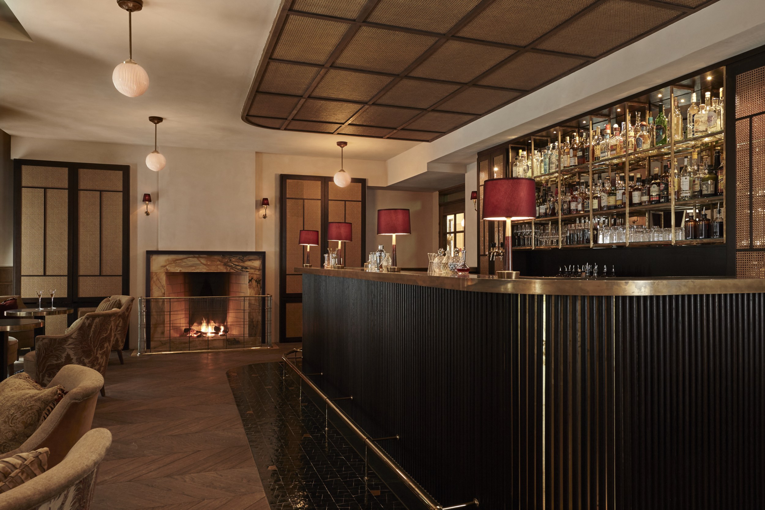 Machen Sie sich's bei einem Drink gemütlich in der Bar TATA