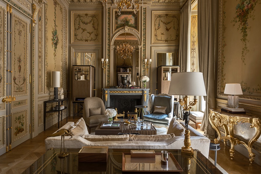 Im Wohnzimmer der Suite Duc de Crillon befinden sich noch Teile der ursprünglichen Holzarbeiten, einst die Kapelle der Familie Crillon