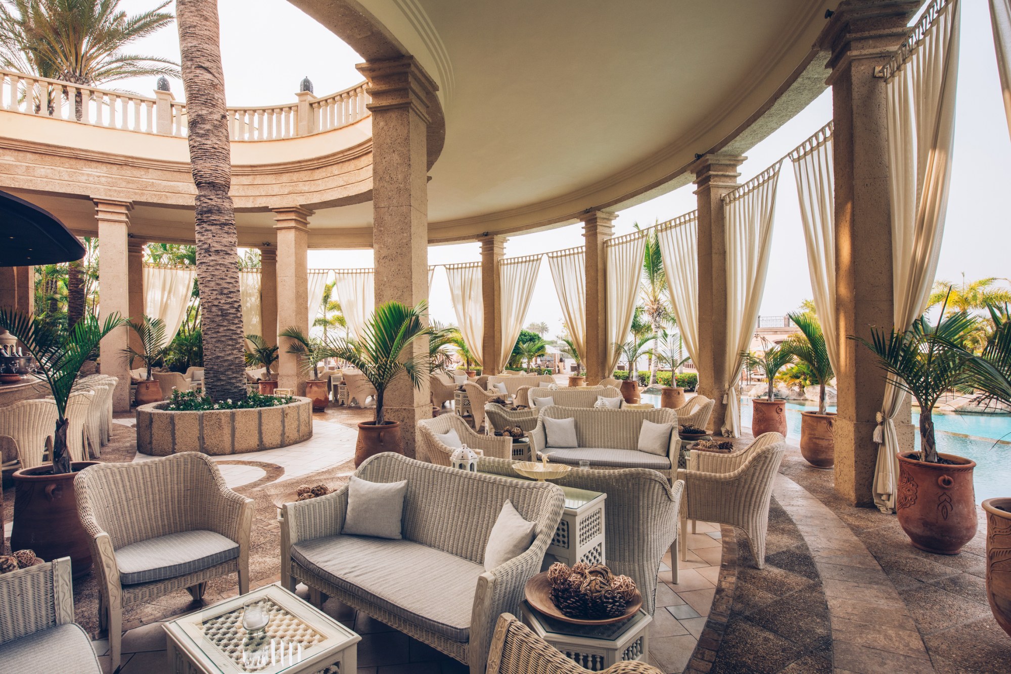 Lassen Sie sich bei einem Drink von rosafarbenen Sonnenuntergängen verzaubern