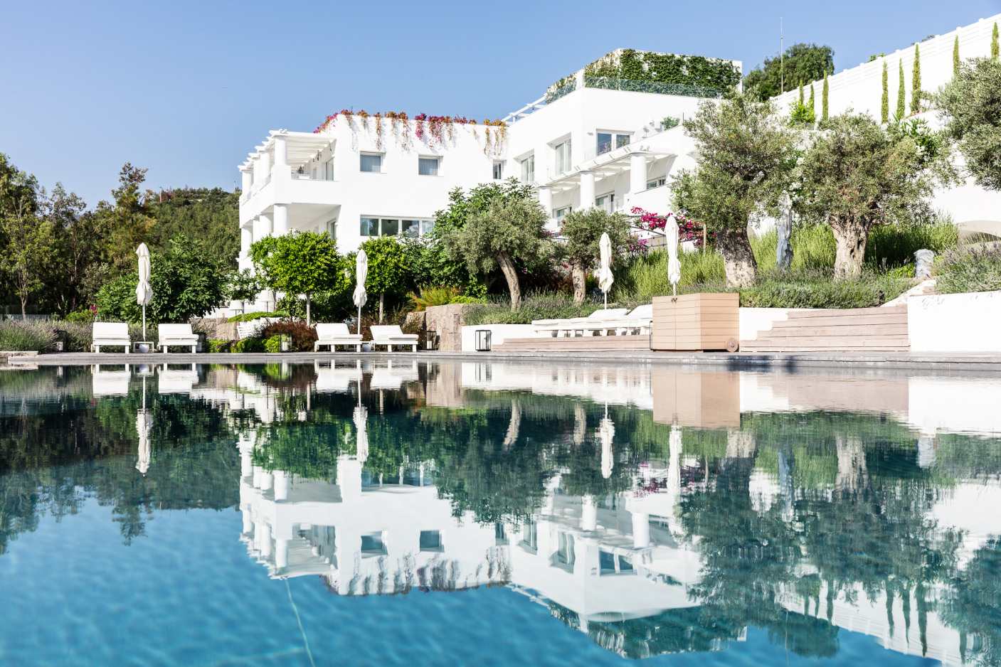 Eine Abkühlung im Infinity Pool