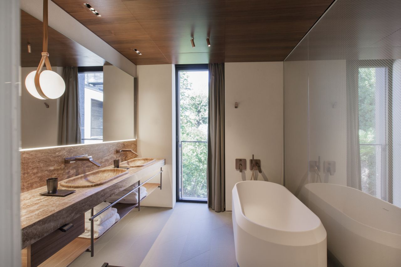 Das großzügige Badezimmer