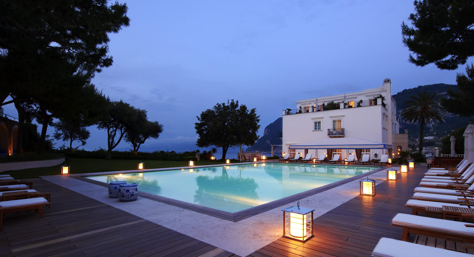 Traumhaftes Abendambiente am Pool