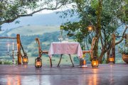 Dinner mit Blick auf die afrikanische Savanne